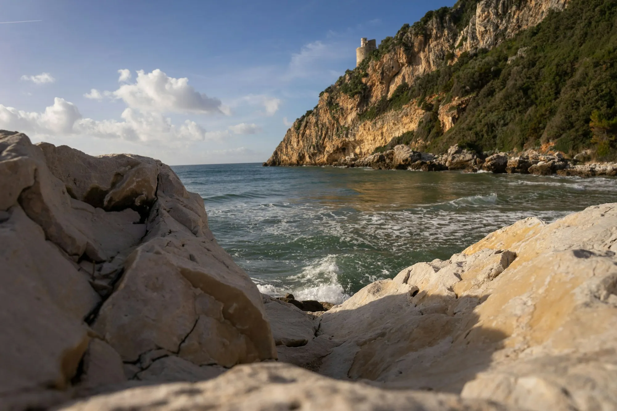Falesia calcarea con una torre costiera a picco sul mare del Tirreno