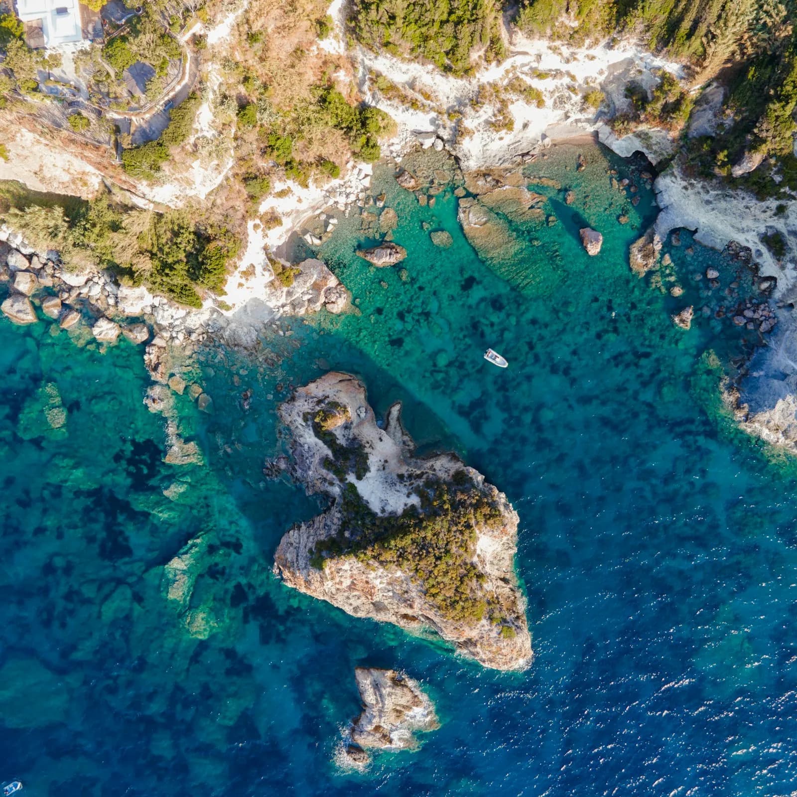 Veduta aerea delle piscine naturali con acqua turchese a Ponza