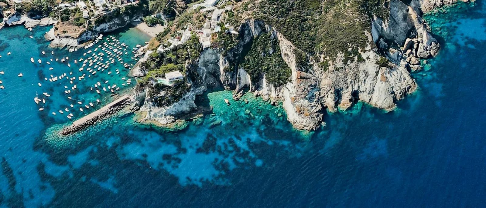 Veduta aerea dell'isola di Ponza con barche in acqua cristallina