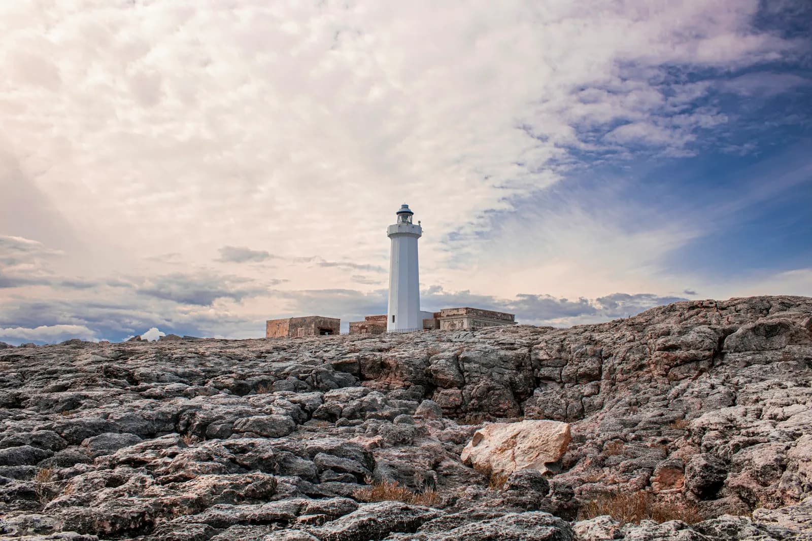 Faro su un promontorio roccioso della costa di Siracusa, nell'area del Plemmirio, Sicilia