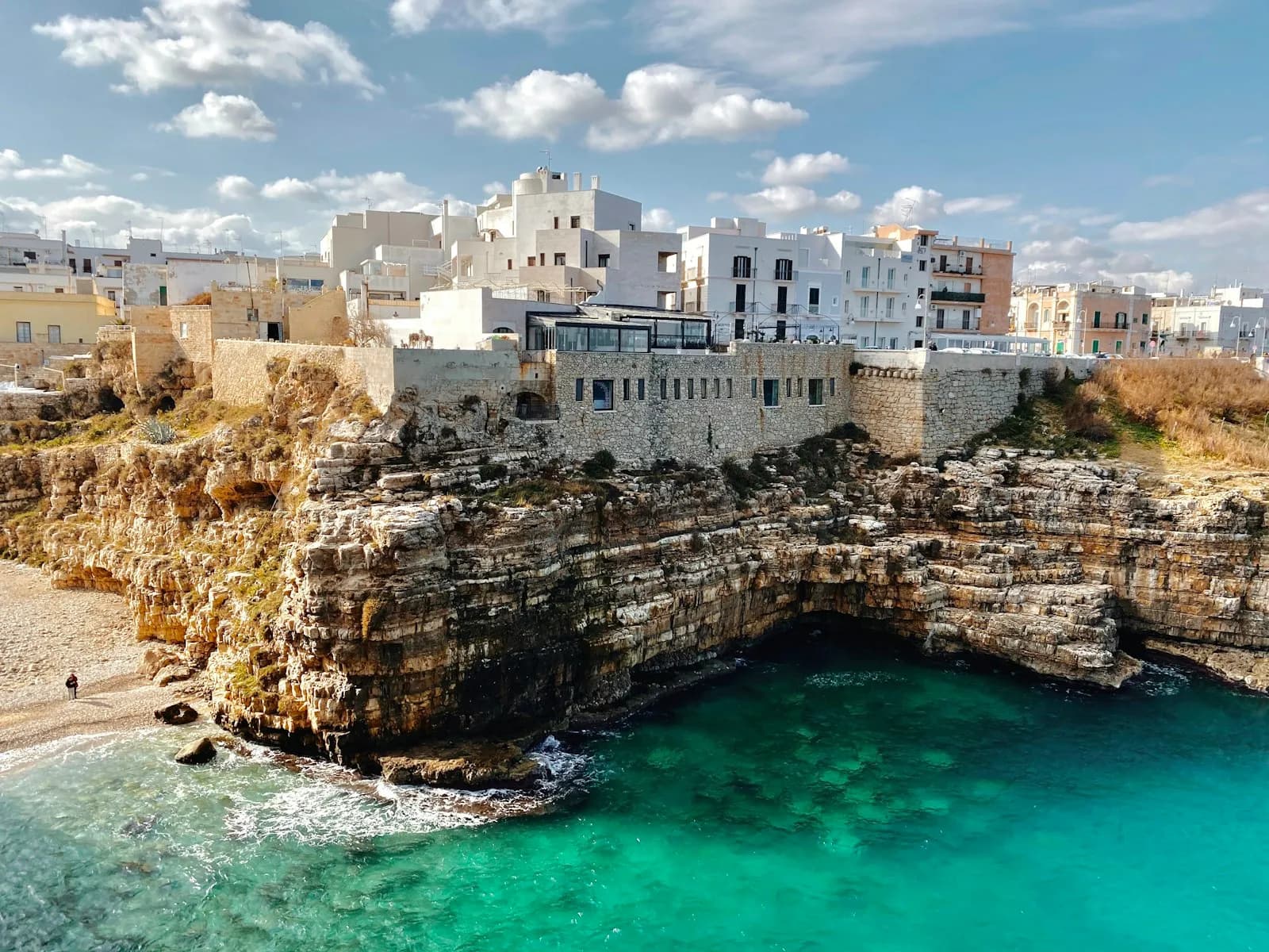 Il centro storico di Polignano a Mare a picco sulla scogliera con il mare azzurro