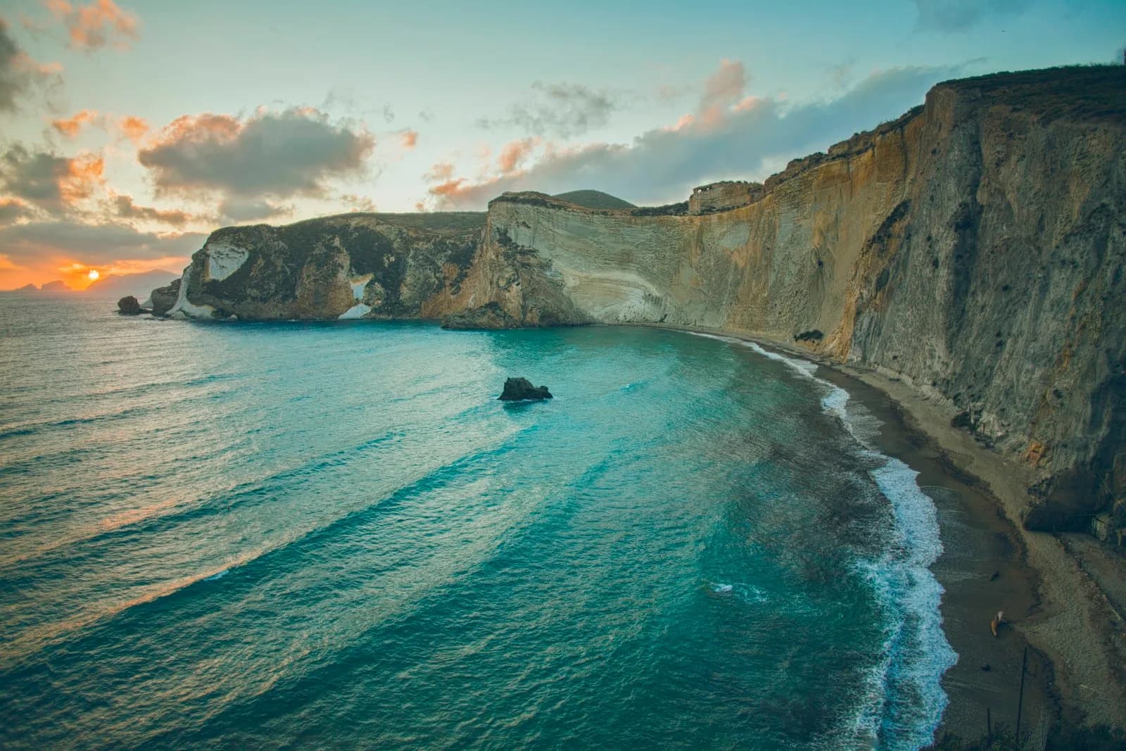 Costa di Ponza con falesie a picco e mare turchese vista dal mare