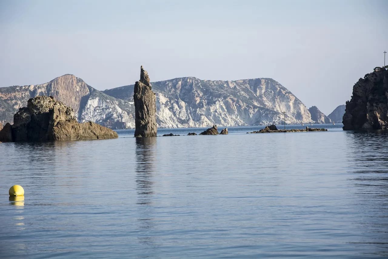Falesie e faraglioni di tufo bianco dell'isola di Ponza a picco sul mare verde smeraldo