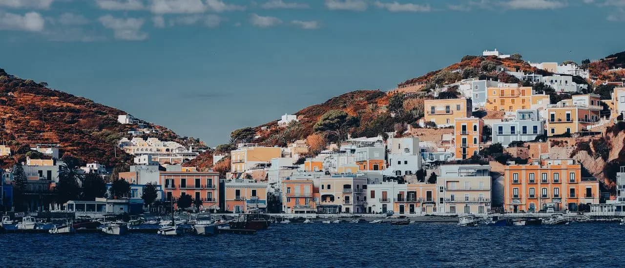Il porto di Ponza con le case color pastello visto dal mare all'arrivo del traghetto