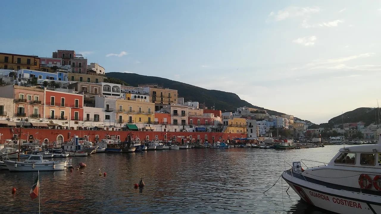 Il porto di Ponza con case color pastello affacciate sull'acqua