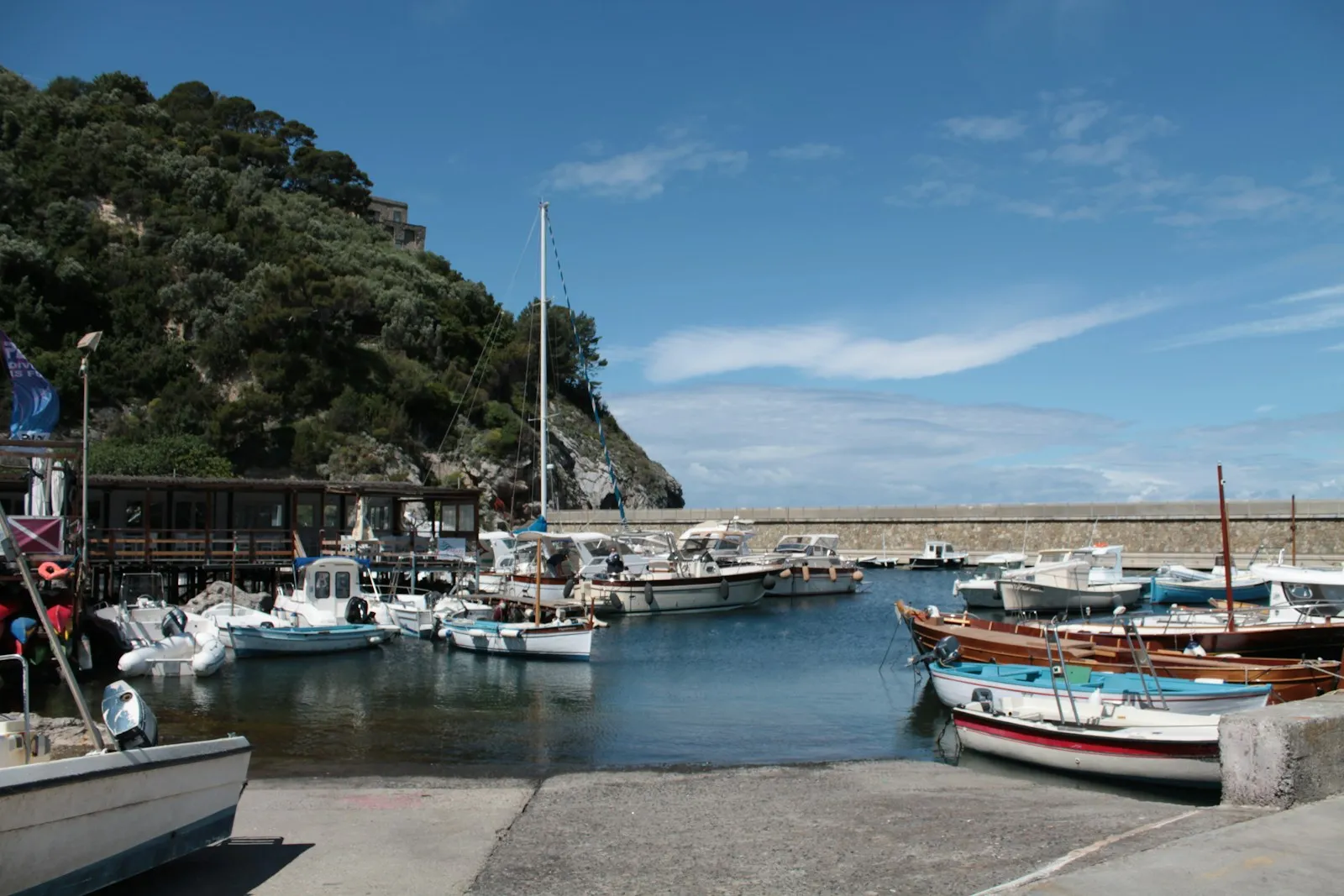 Barche ormeggiate in un porto turistico italiano al tramonto