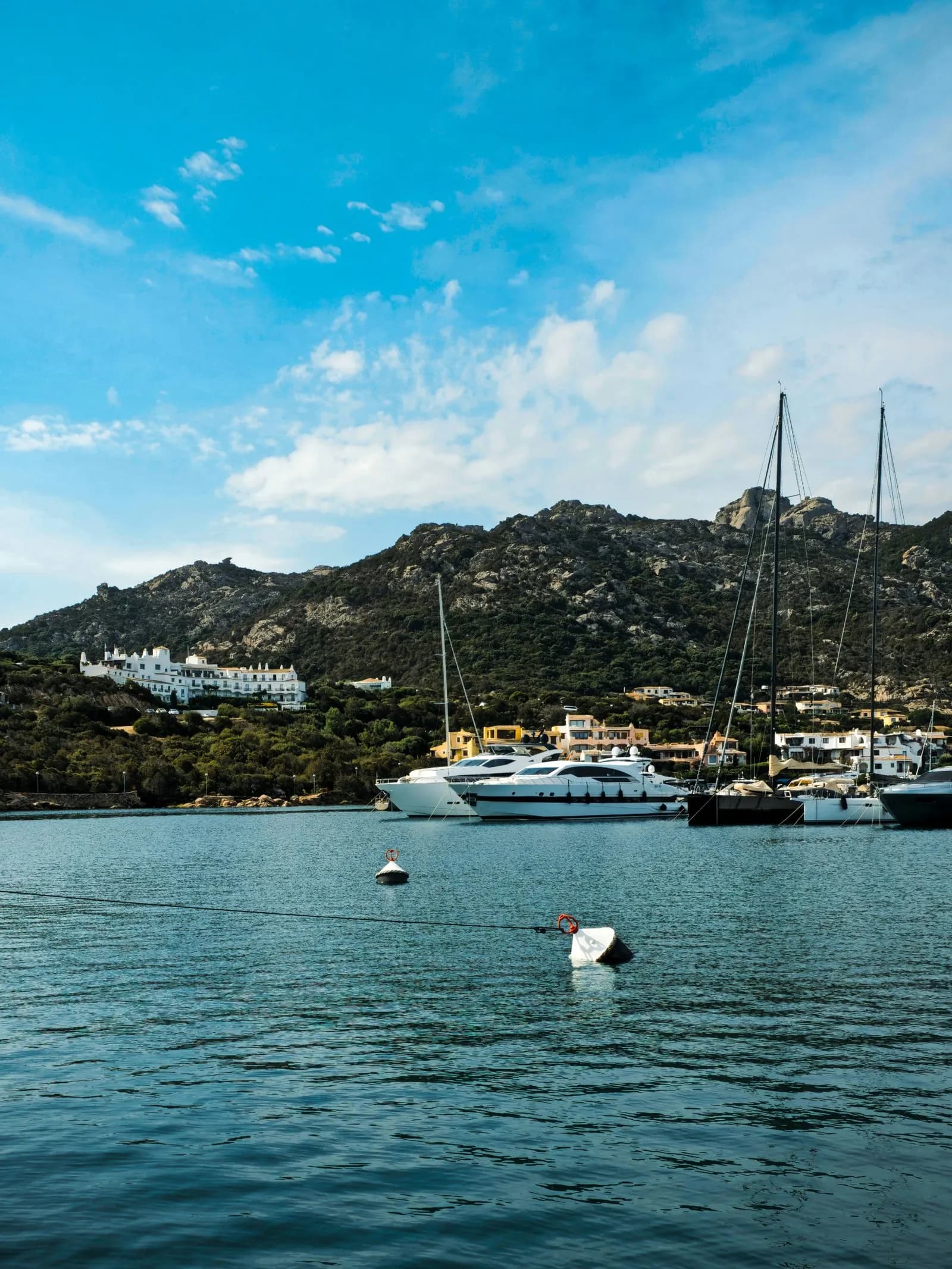 Marina di Porto Cervo con yacht ormeggiati e colline della Costa Smeralda