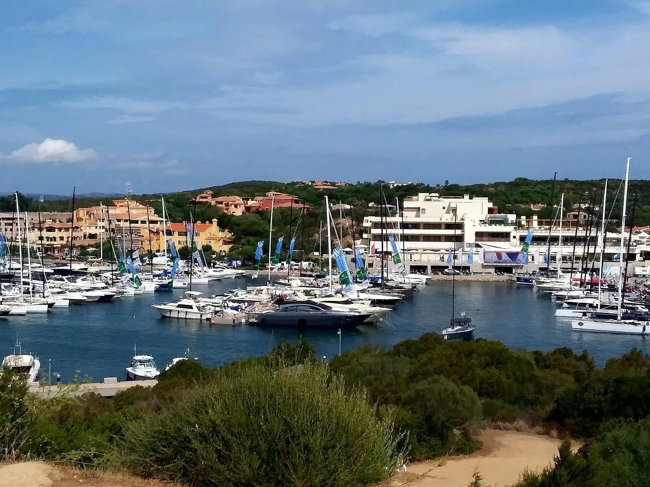 Barche e yacht ormeggiati nella marina di Porto Cervo, Costa Smeralda