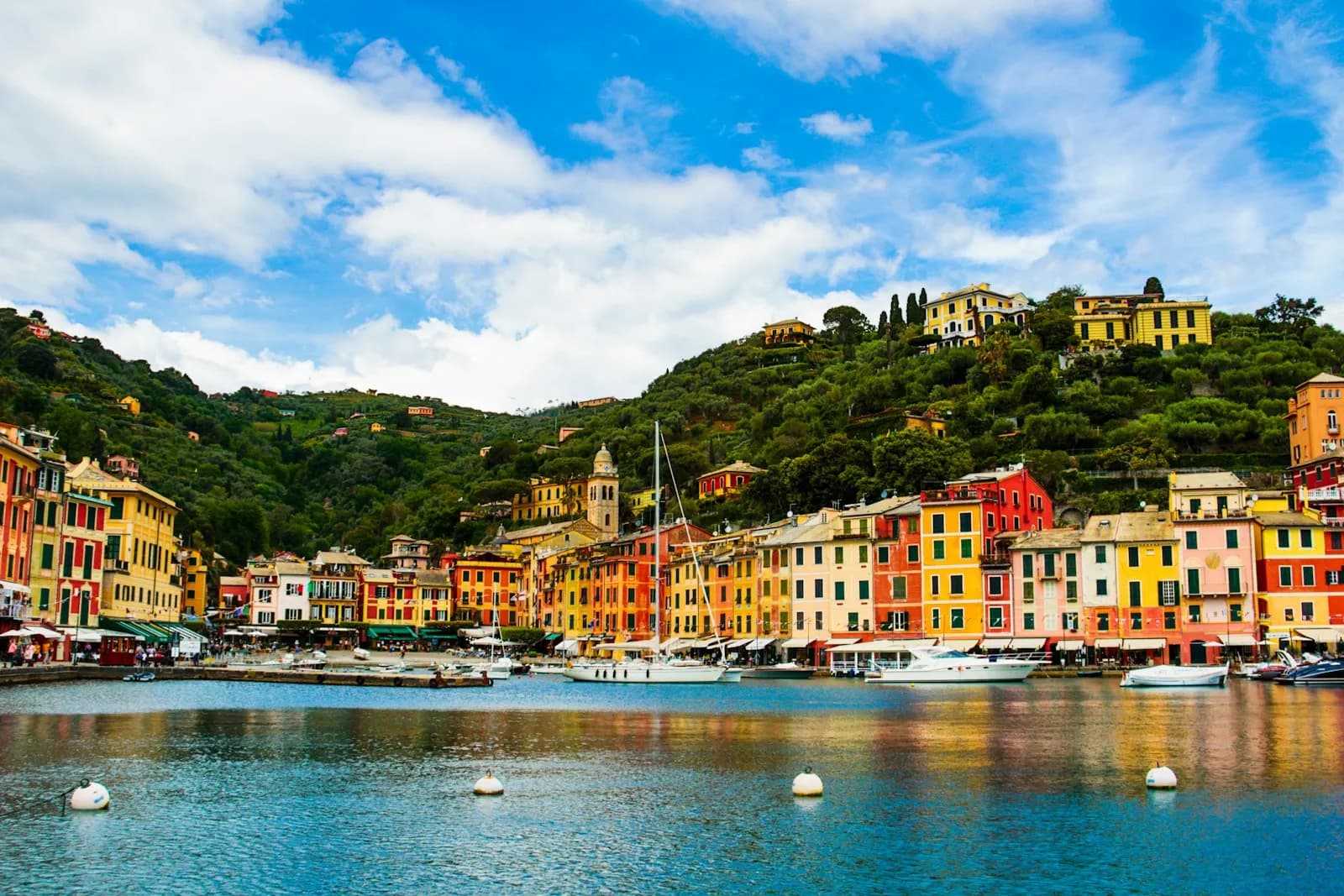 Le case colorate del borgo di Portofino affacciate sul porticciolo con le barche