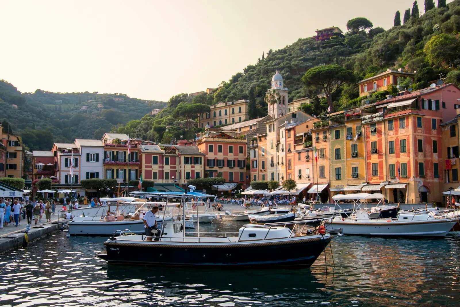 Barche ormeggiate nel porto di Portofino con le case colorate sullo sfondo