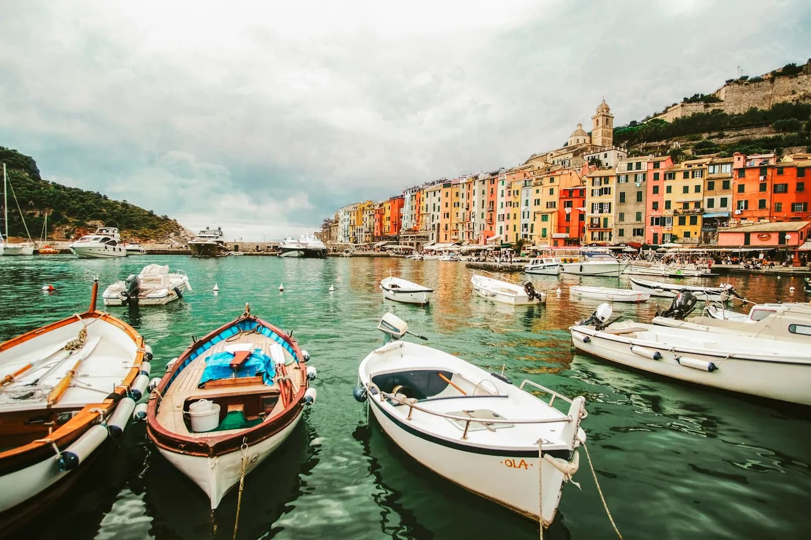 Barche ormeggiate davanti alle case colorate di Portovenere, nel Golfo dei Poeti