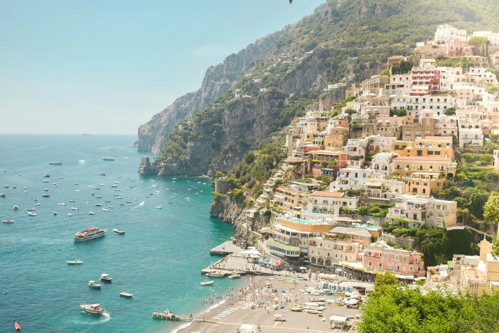 La costa di Positano vista dal mare con le case colorate a picco sull'acqua