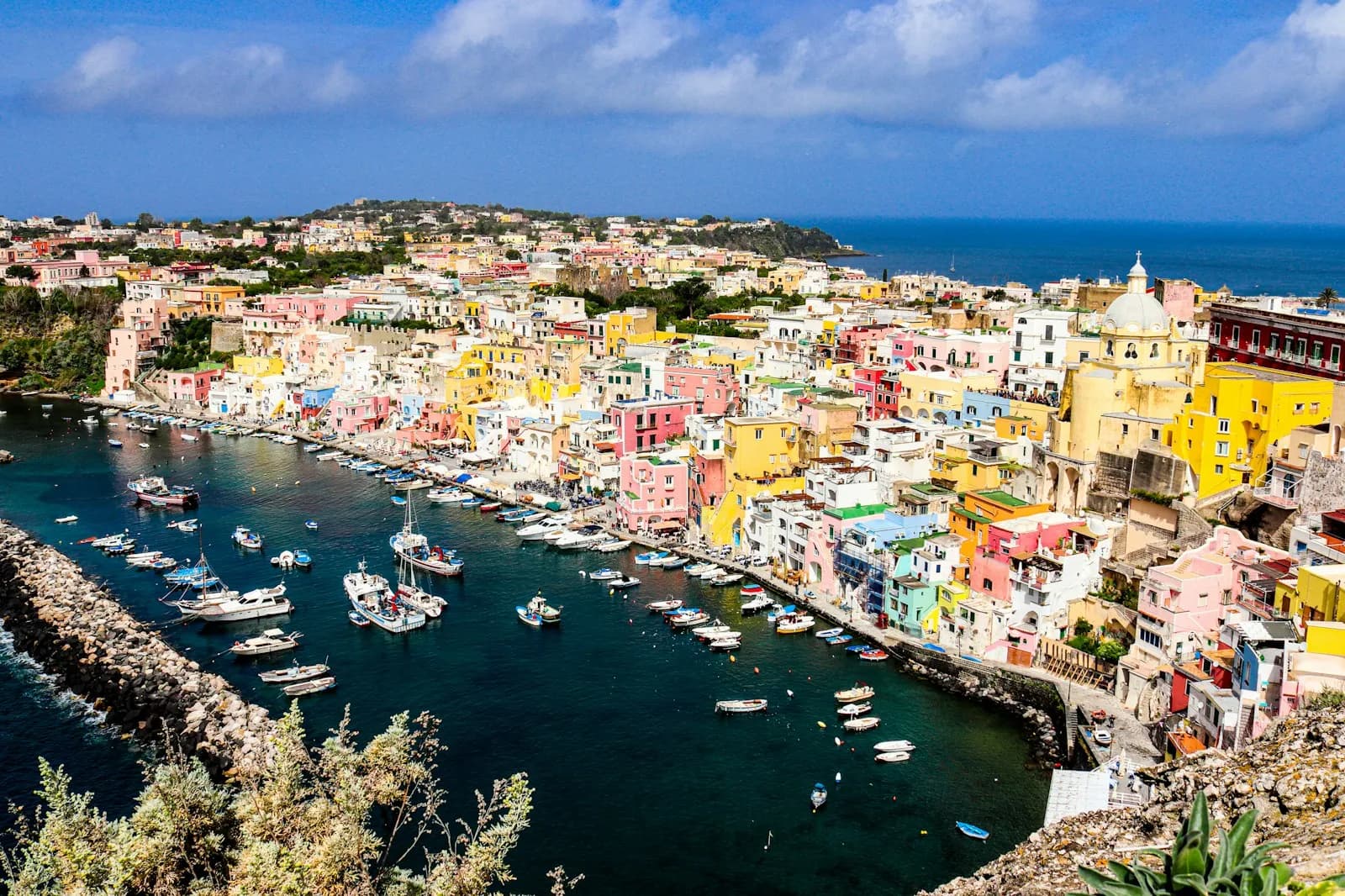 Le case colorate di Marina Corricella a Procida viste dal mare