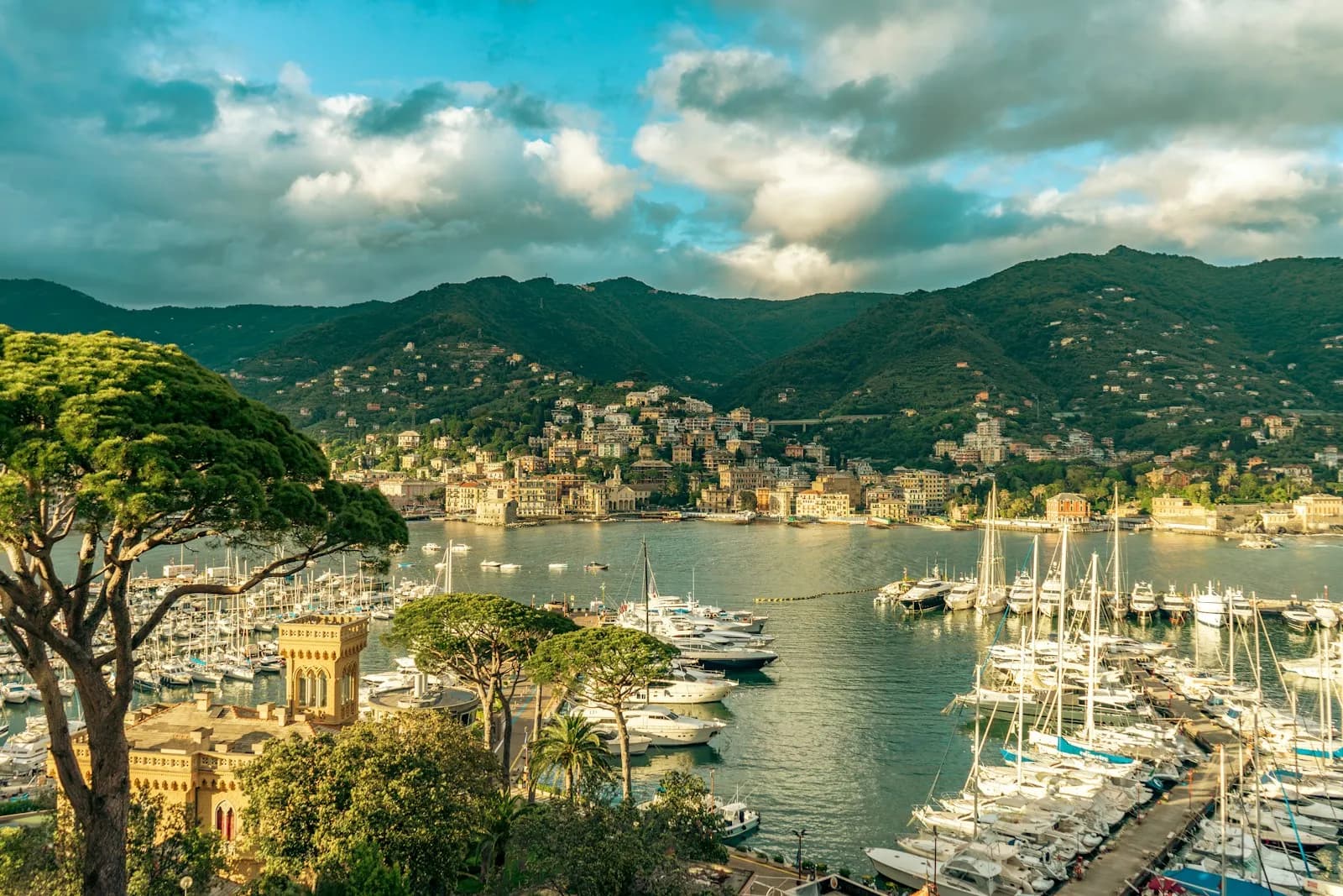 Il porto di Rapallo pieno di barche, con le colline della riviera ligure sullo sfondo