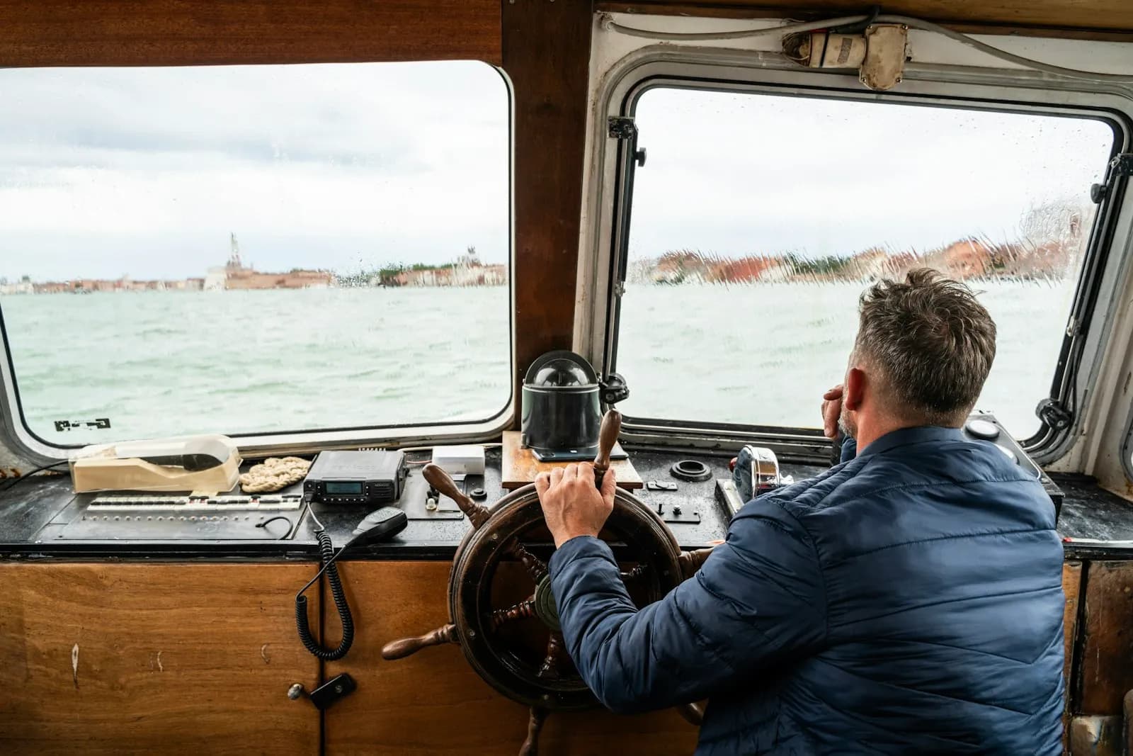 Persona al timone di un motoscafo in navigazione sul mare