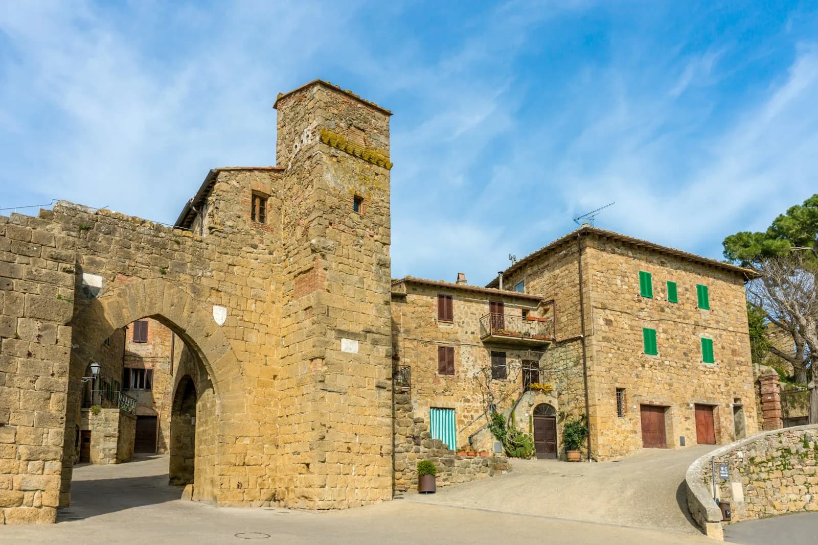 Arco d'ingresso in pietra e torre di un borgo medievale italiano