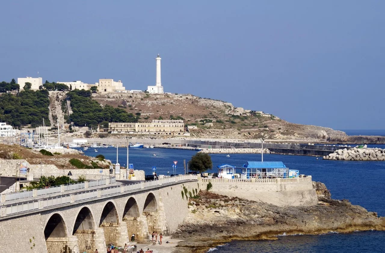 Il faro di Punta Meliso e il viadotto sul porto di Santa Maria di Leuca