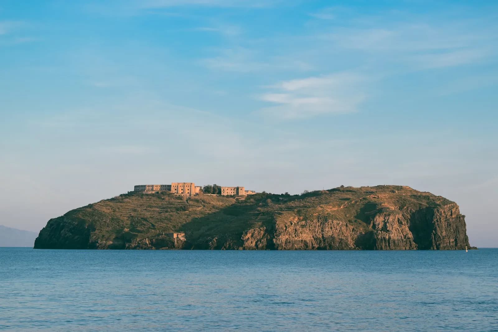 L'isola di Santo Stefano vista dal mare, nell'arcipelago pontino al largo di Gaeta
