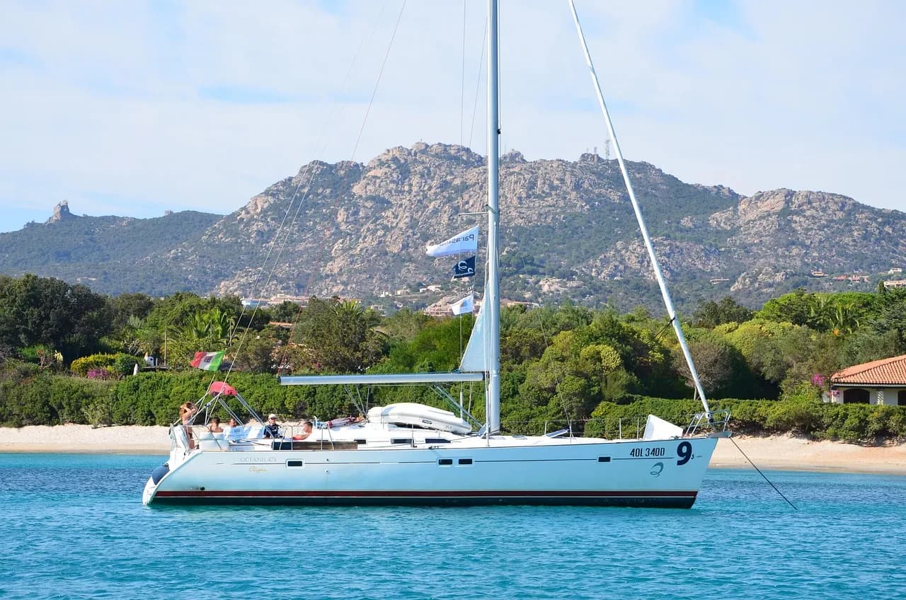 Un veliero all'ancora in una cala della Sardegna