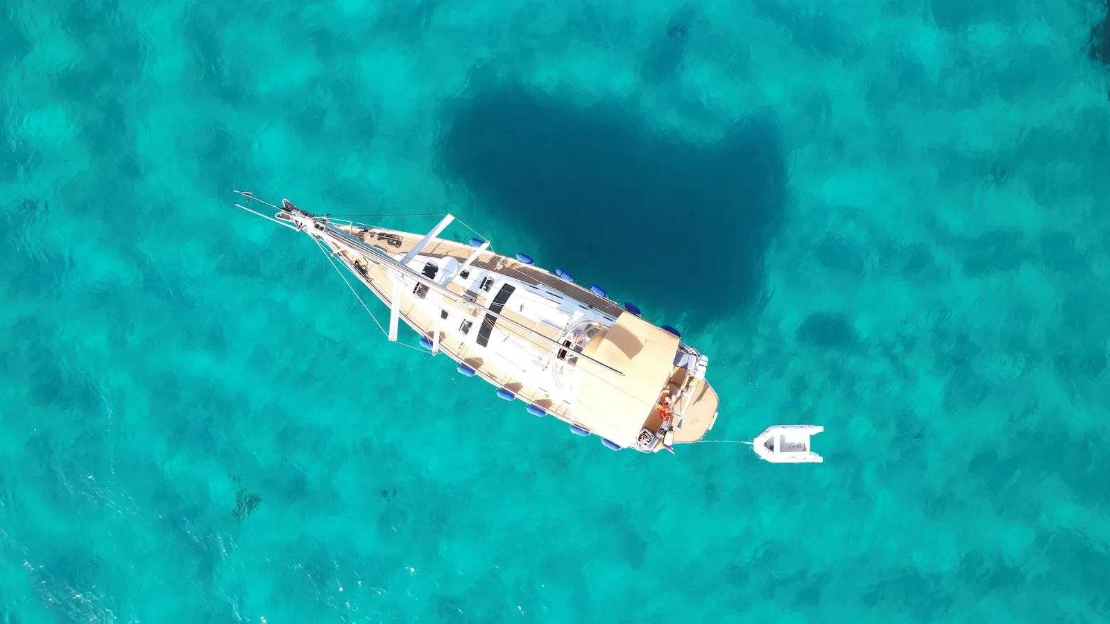 Veduta aerea di uno yacht ancorato in acque turchesi della Sardegna