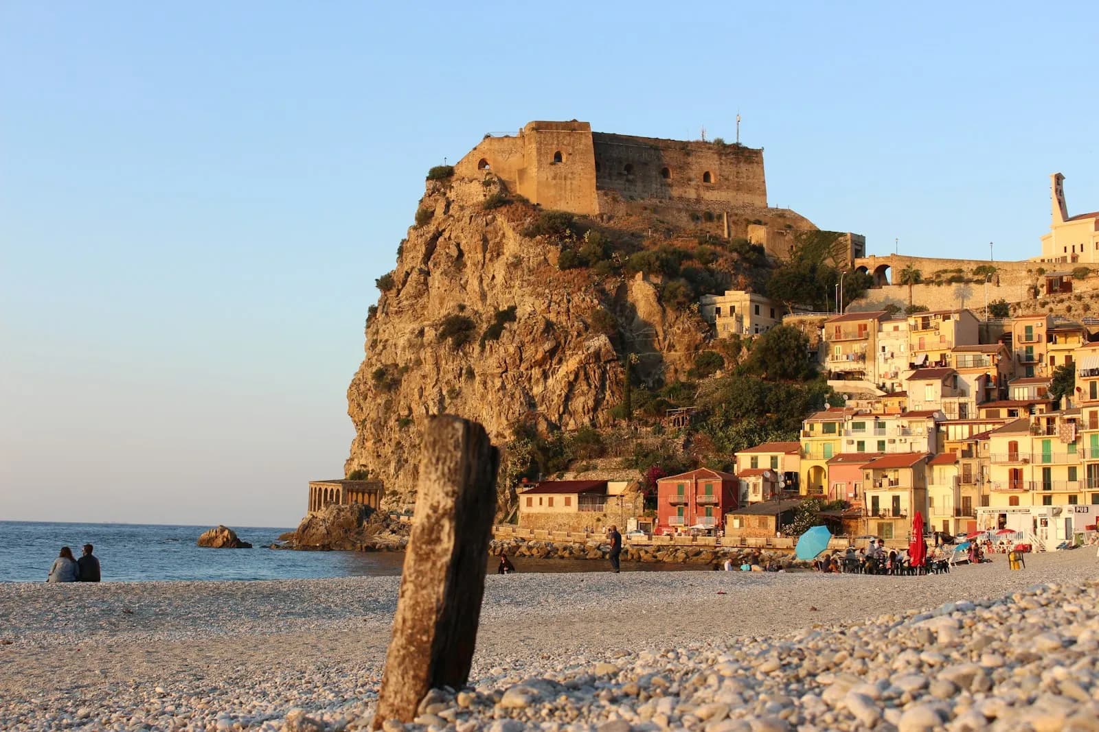 Il borgo di Scilla con il Castello Ruffo sulla rupe e la spiaggia di Marina Grande
