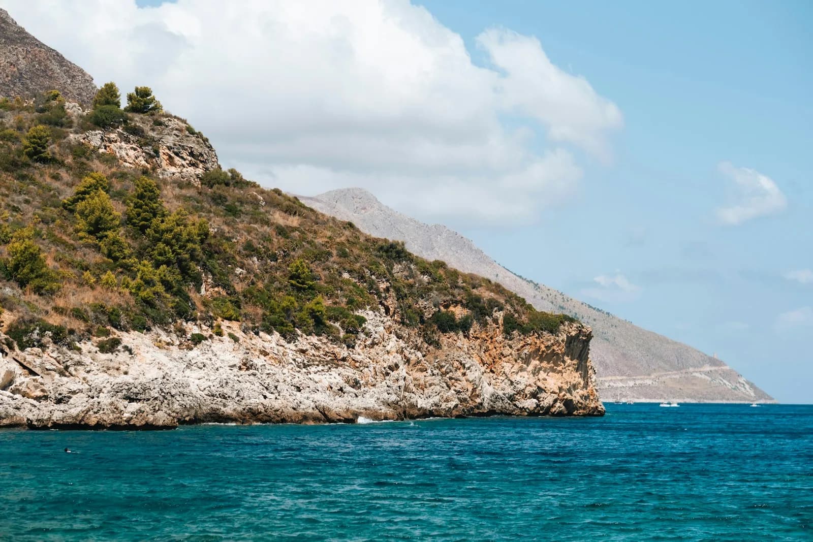 Costa verde e rocciosa di Scopello sul Golfo di Castellammare con mare blu