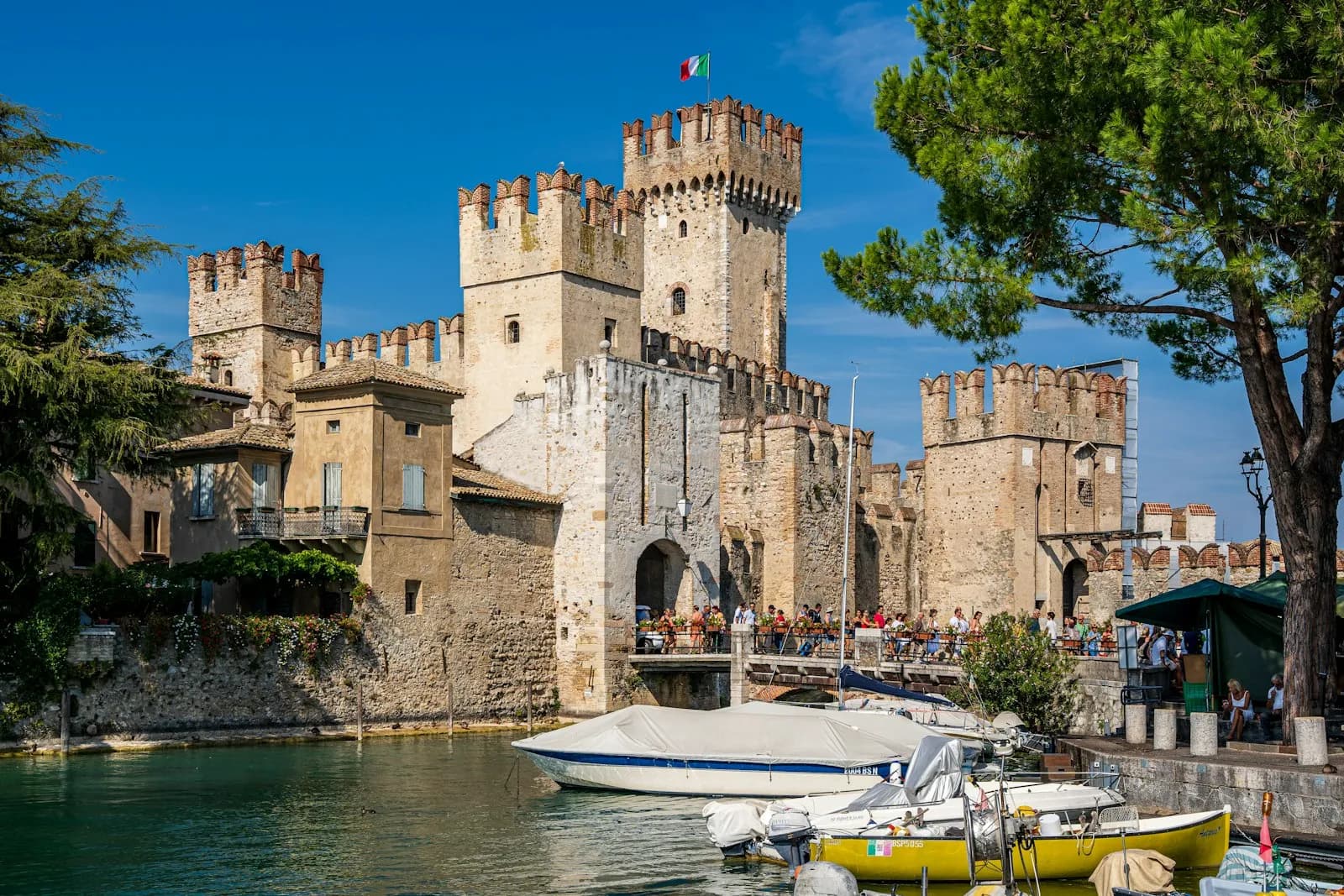 Una barca ormeggiata davanti al castello Scaligero di Sirmione sul Lago di Garda