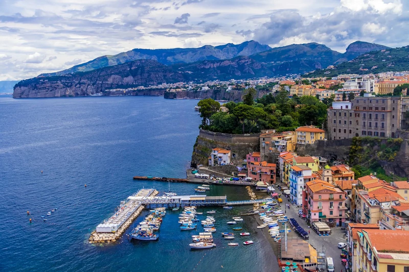 La costa di Sorrento con il porto e le barche viste dal mare