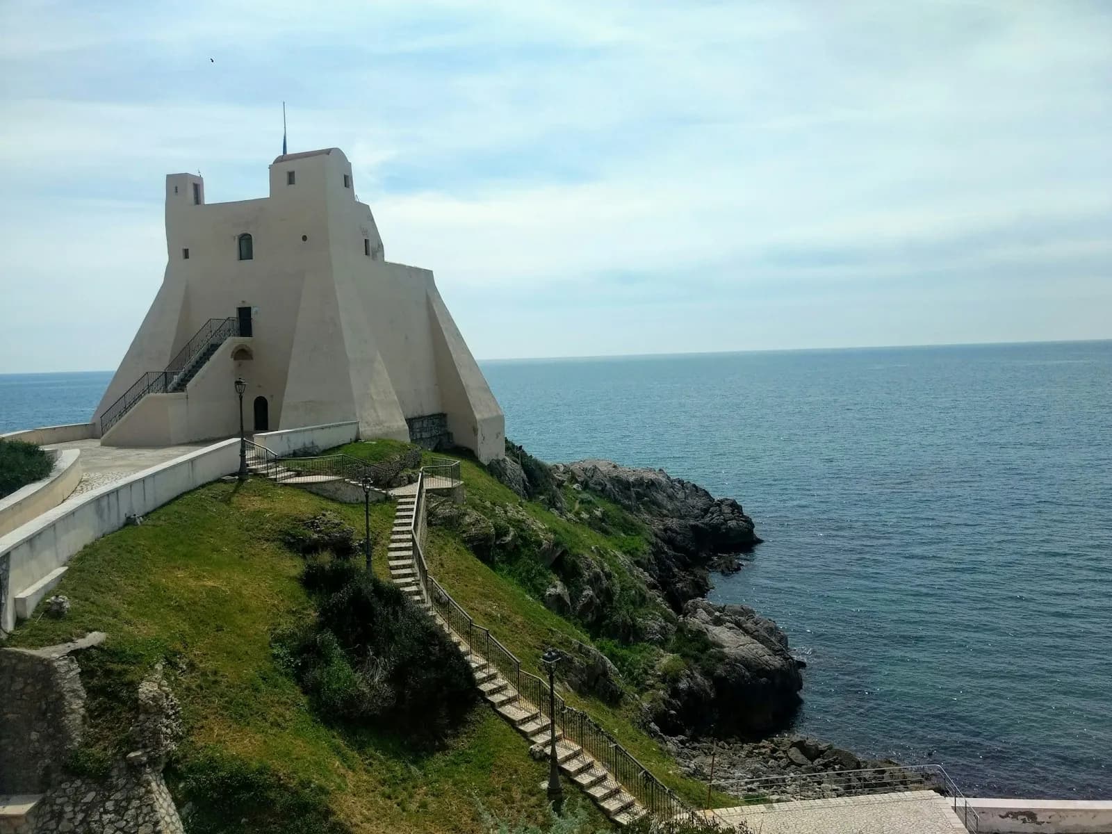 Antica torre costiera bianca a picco sul mare lungo la costa di Sperlonga