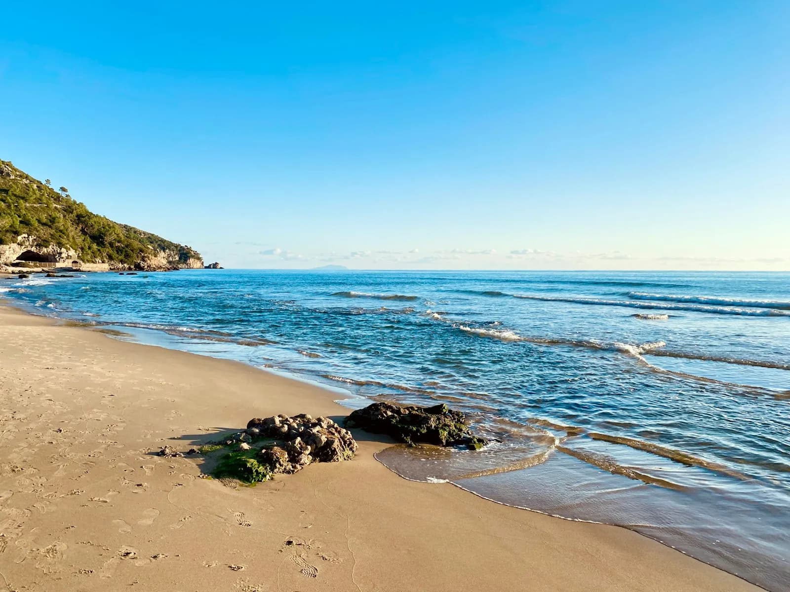 Spiaggia e scogliera di Sperlonga vicino al promontorio della Villa di Tiberio