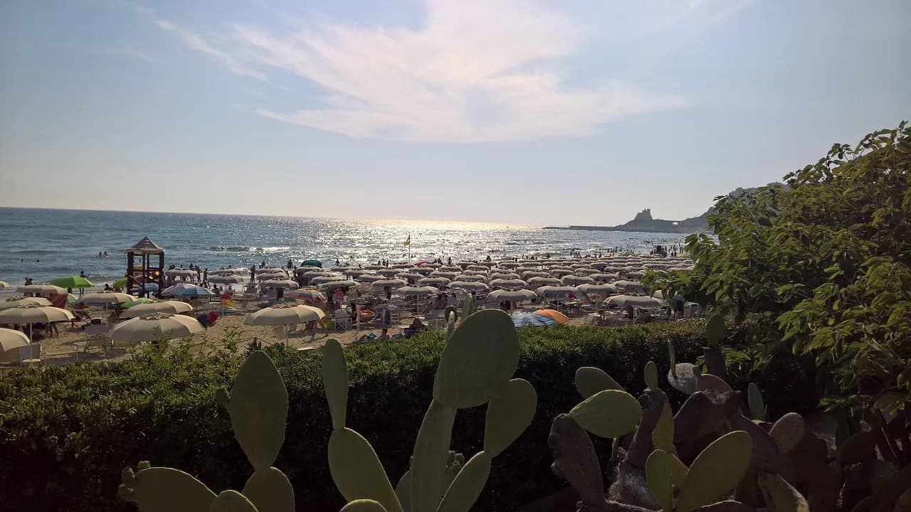 La lunga spiaggia di Sperlonga con il promontorio del centro storico sullo sfondo
