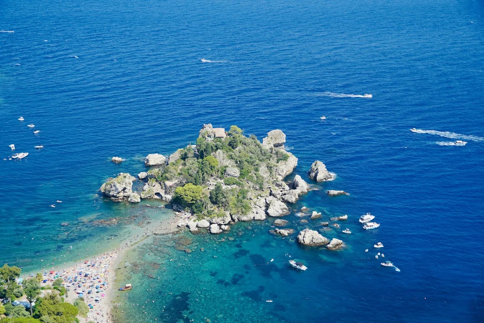 Isola Bella di Taormina vista dal mare, con la costa rocciosa e le acque turchesi della Sicilia ionica