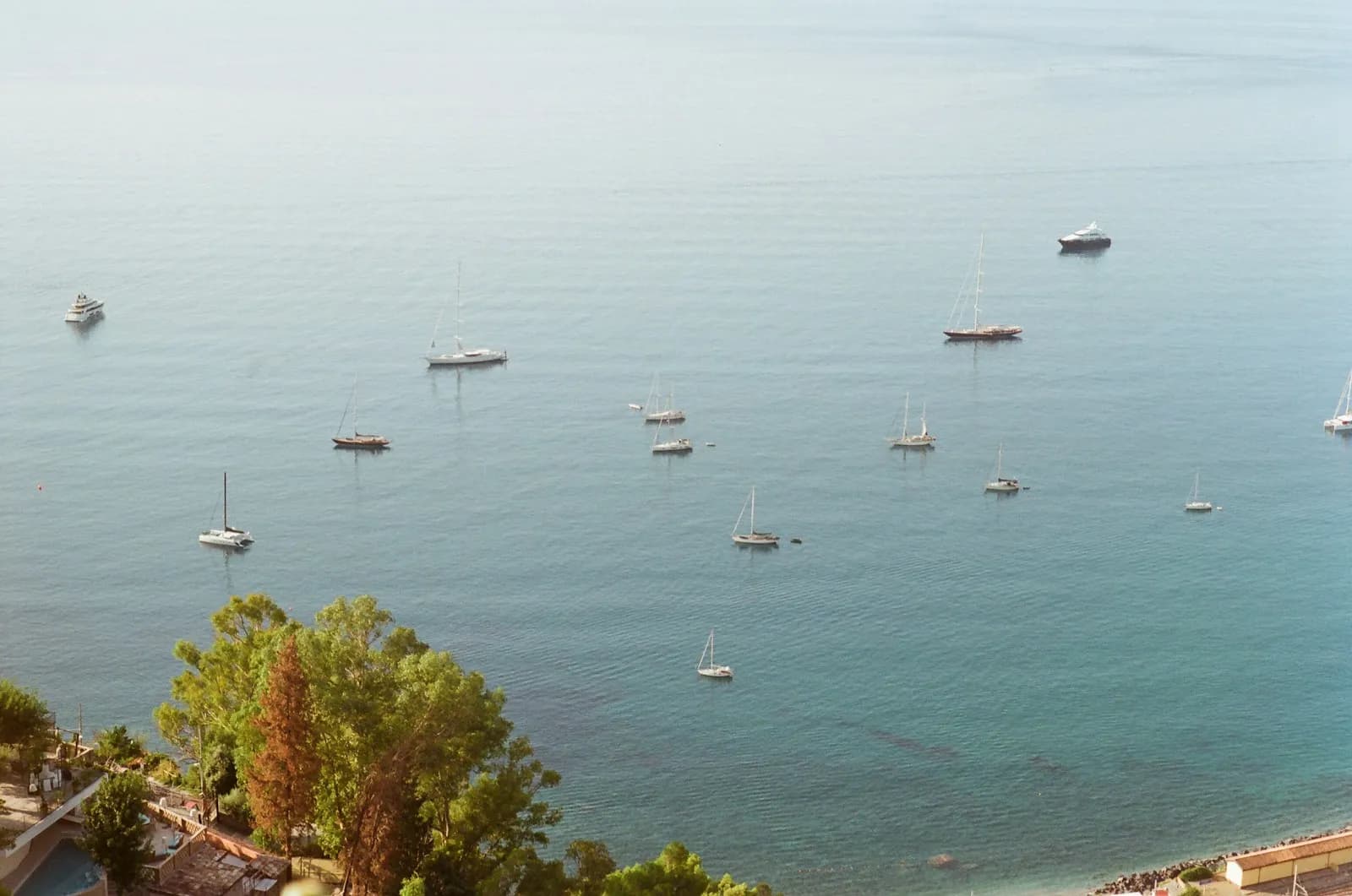 Barche a vela ancorate al largo della costa siciliana