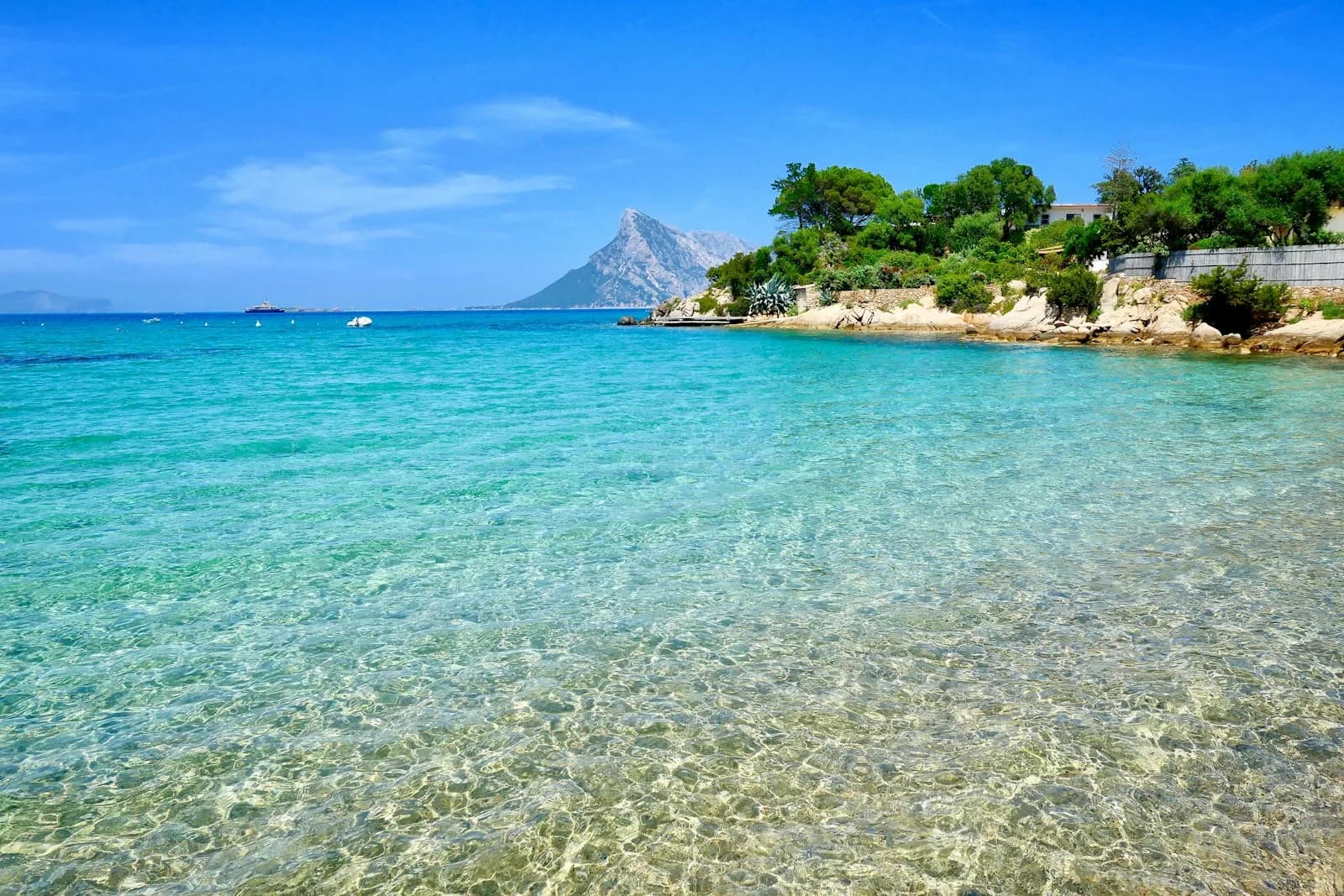 L'isola di Tavolara vista dal mare turchese, al largo della costa di San Teodoro