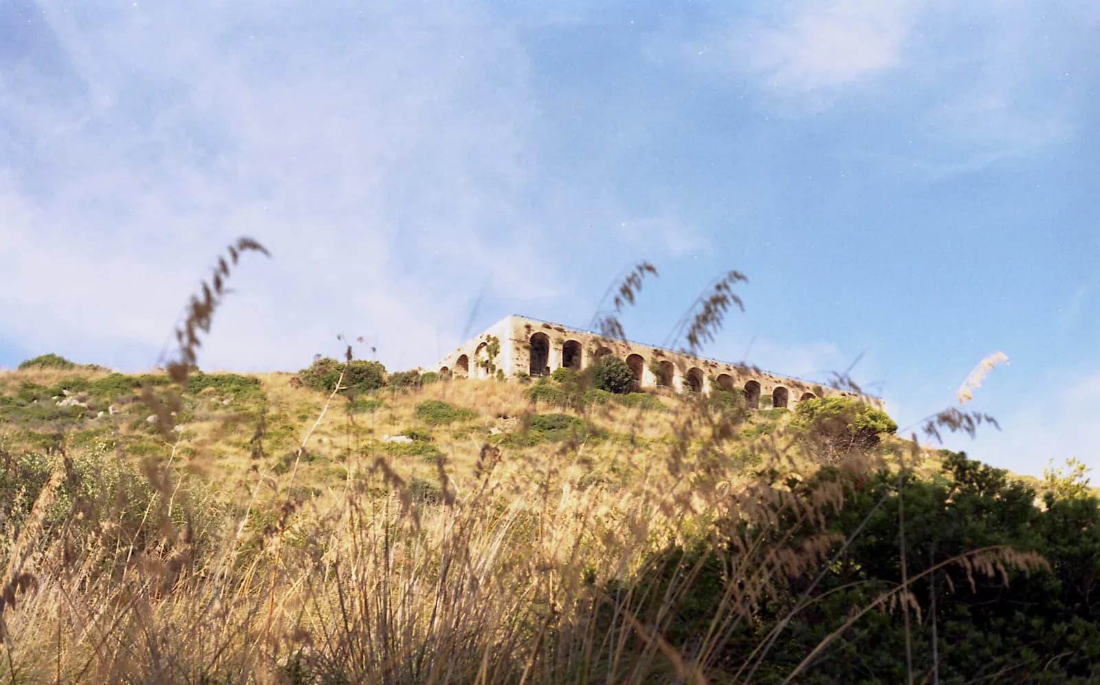Le arcate del basamento a terrazza del Tempio di Giove Anxur viste dal pendio del Monte Sant'Angelo a Terracina