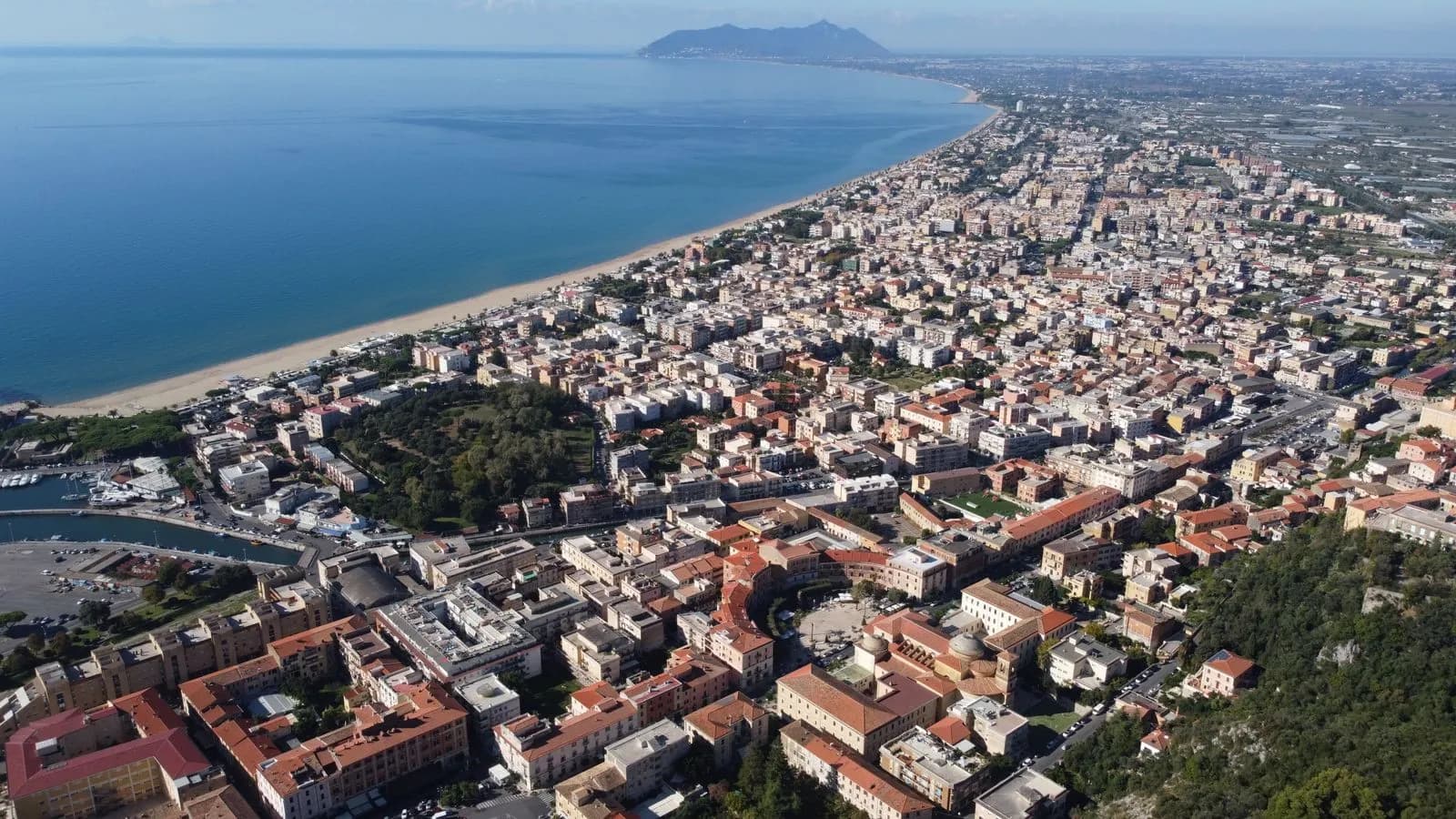 Vista aerea di Terracina con il litorale e la città affacciata sul mare