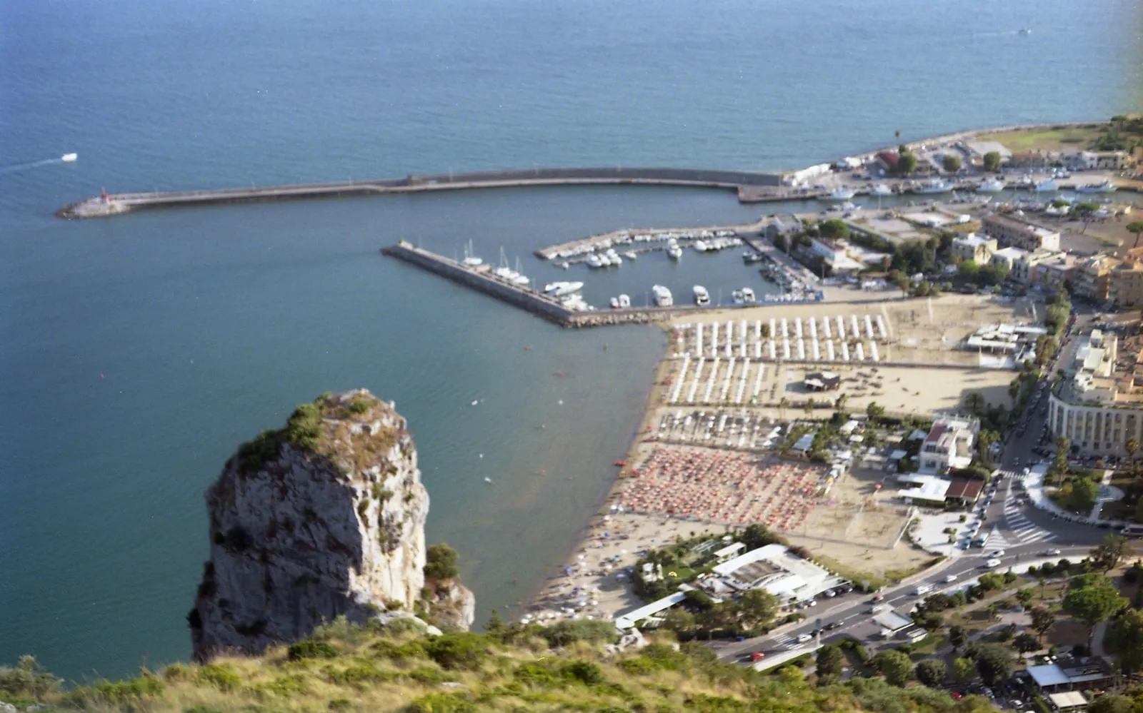 Il porto e la marina di Terracina visti dall'alto, con la falesia rocciosa