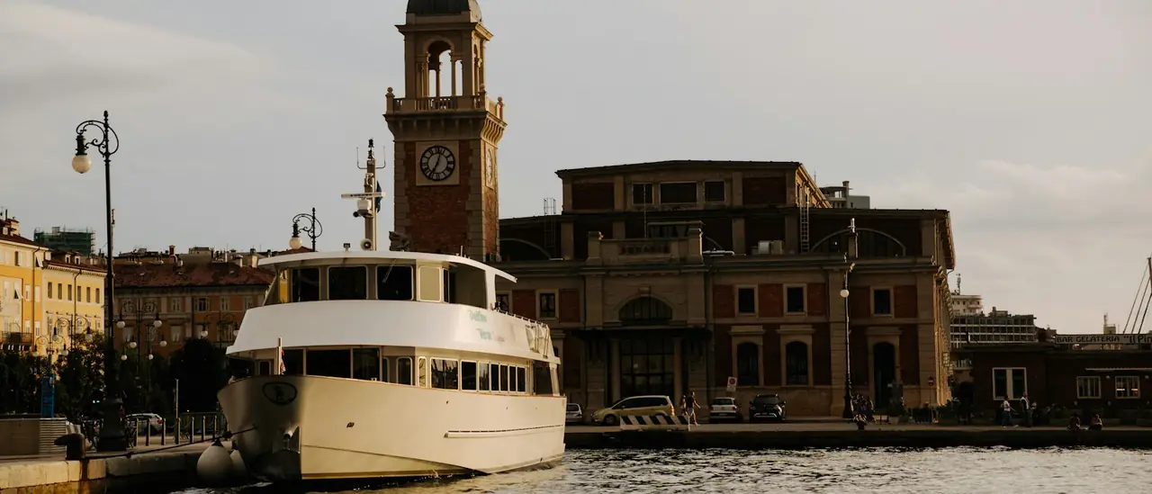 Traghetto passeggeri ormeggiato alla banchina di un porto italiano, pronto per l'imbarco