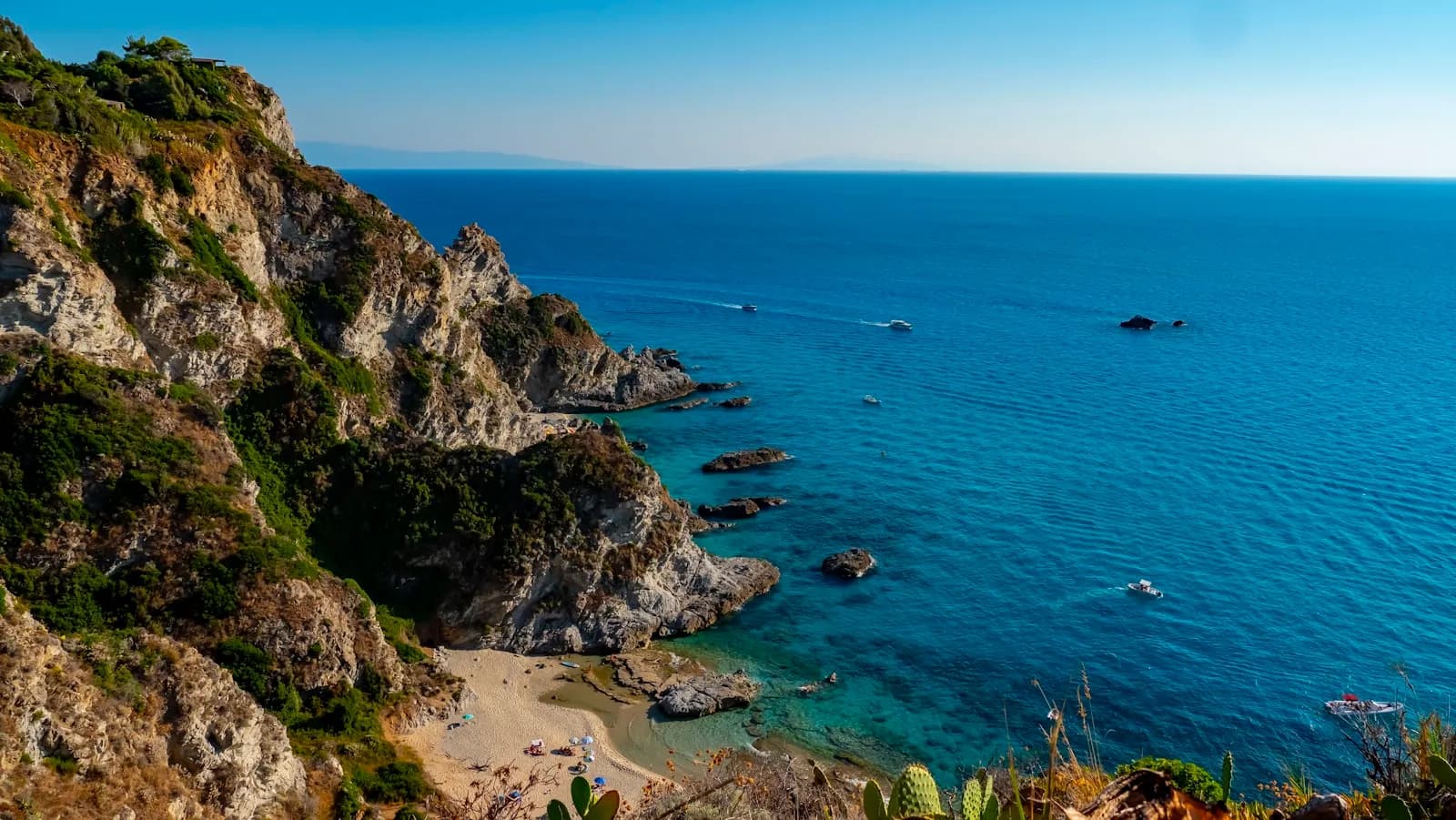Barche all'ancora in una cala turchese della Costa degli Dei, in Calabria