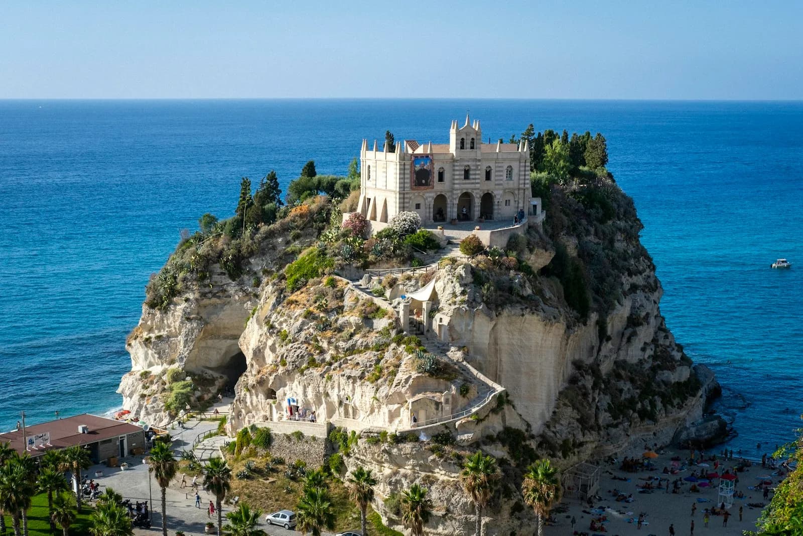 Il santuario di Santa Maria dell'Isola sulla rupe di Tropea, a picco sul mare del Tirreno