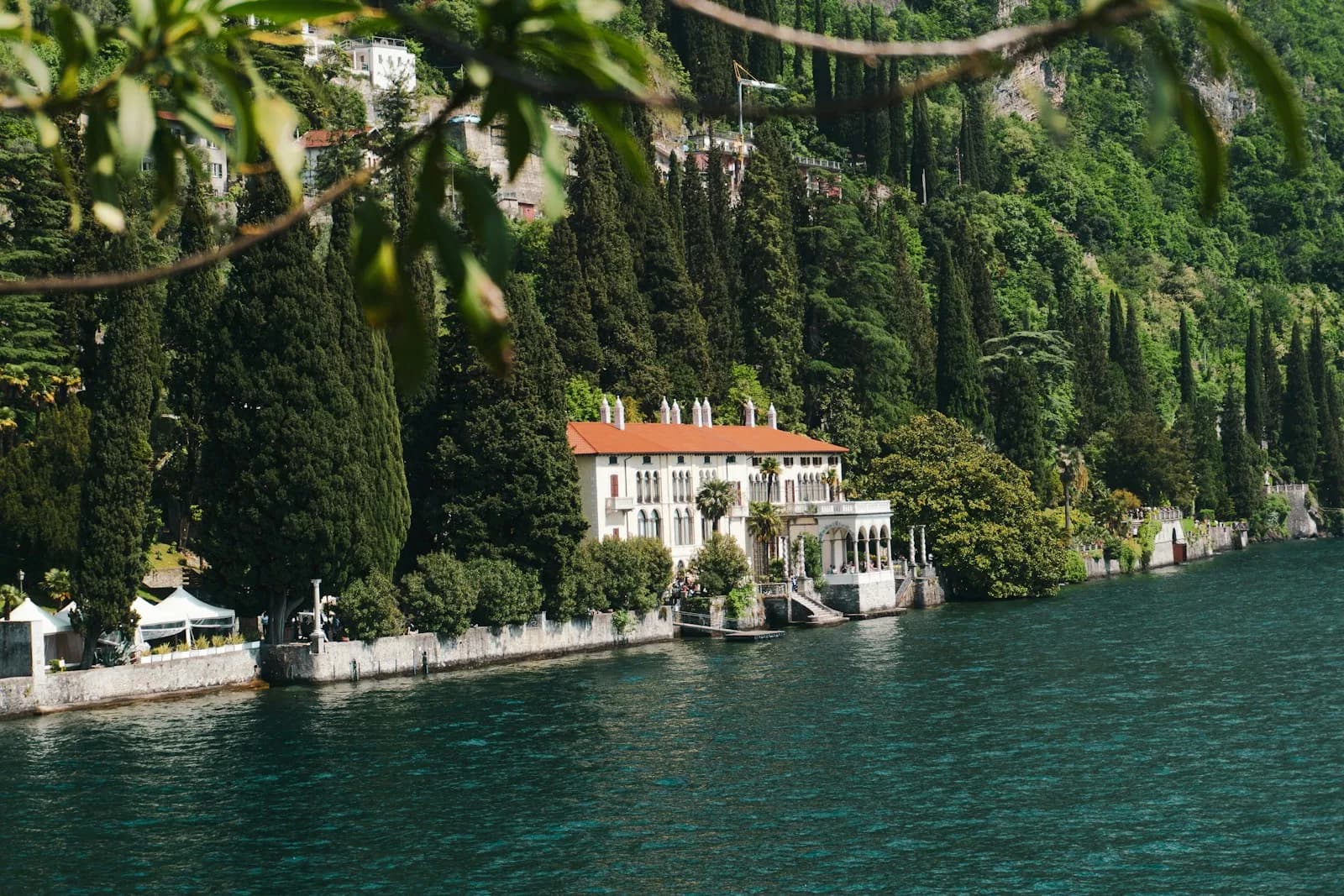Villa Monastero a Varenna vista dal Lago di Como, tra cipressi e giardini a picco sull'acqua