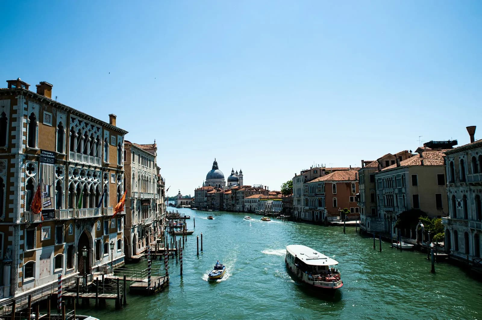 Barche a motore in navigazione sul Canal Grande a Venezia