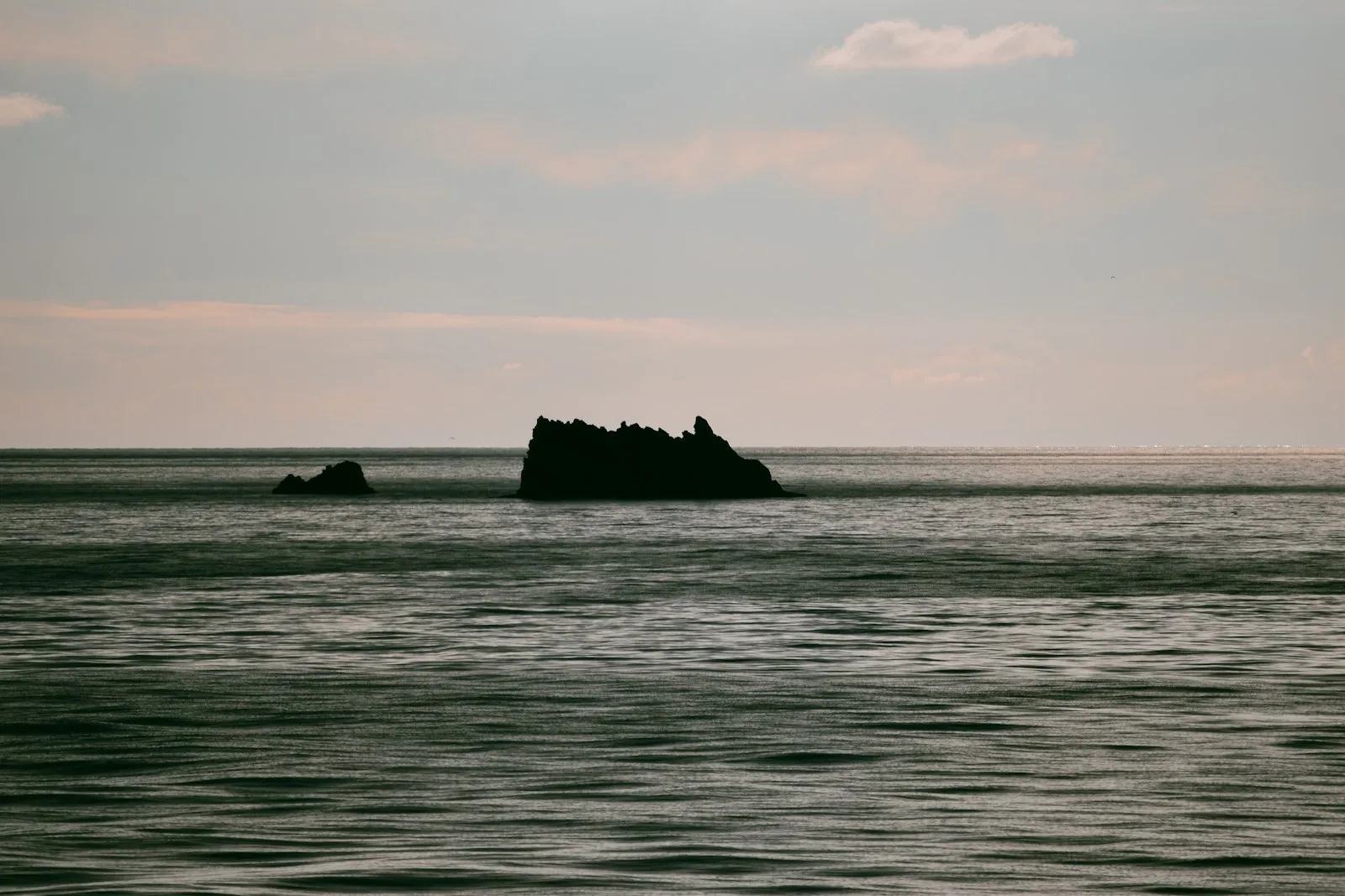 Uno scoglio al largo dell'isola di Ventotene al tramonto, nel Mar Tirreno