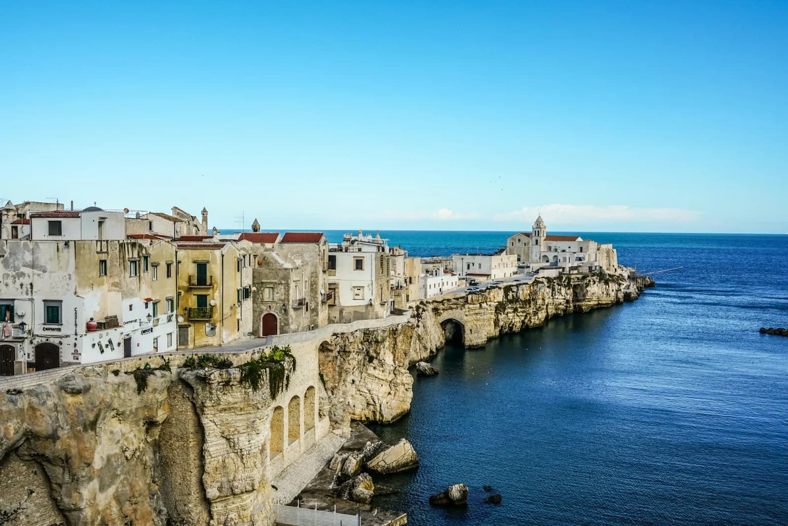 Il borgo di Vieste a picco sulla scogliera del Gargano sul mare Adriatico