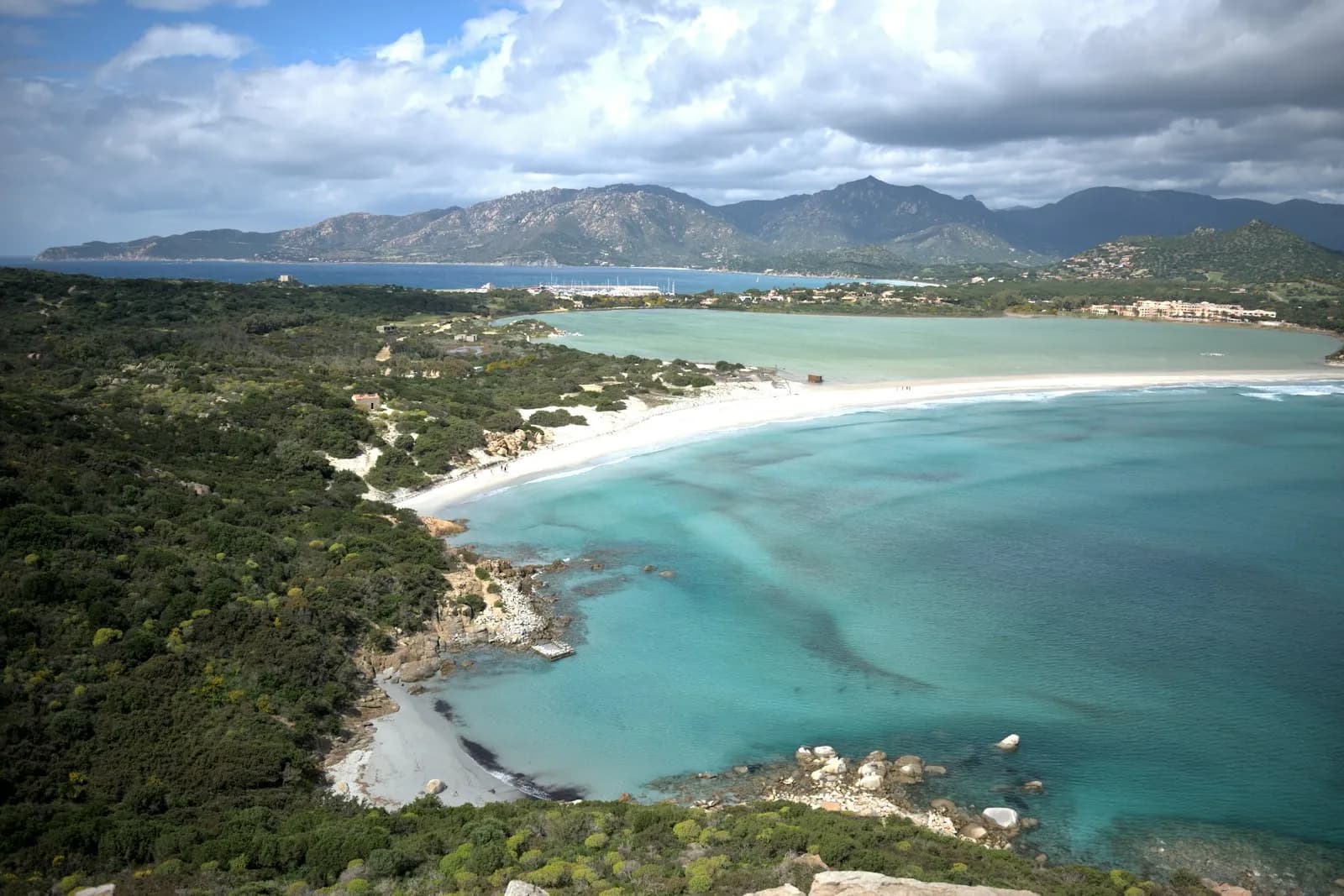 Veduta aerea della spiaggia e della laguna di Capo Carbonara a Villasimius, con piccole barche sulle acque turchesi