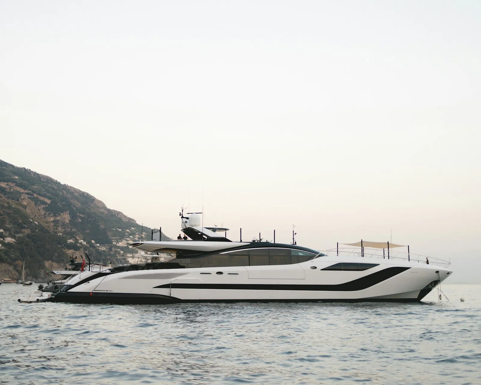 Motoryacht moderno in navigazione al largo di una costa mediterranea