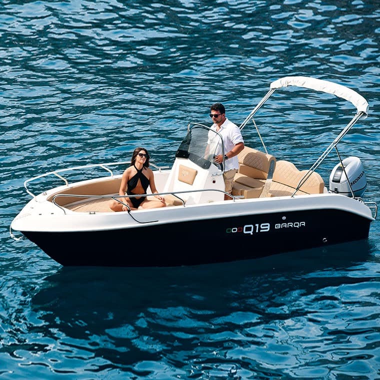 Taormina: noleggio Q19 senza skipper e senza patente – 4 o 8 ore