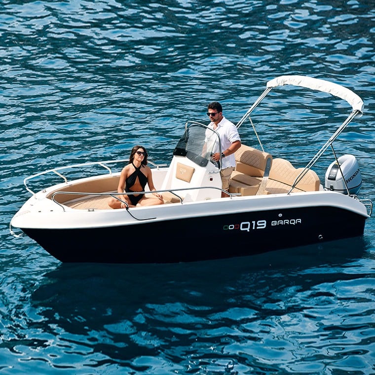 Taormina: noleggio Q19 senza skipper e senza patente – 4 o 8 ore