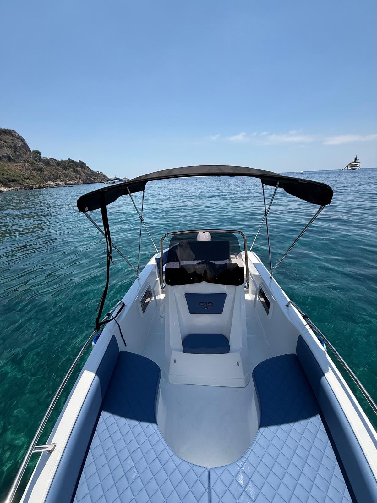 Taormina: noleggio Q19 senza skipper e senza patente – 4 o 8 ore - 2