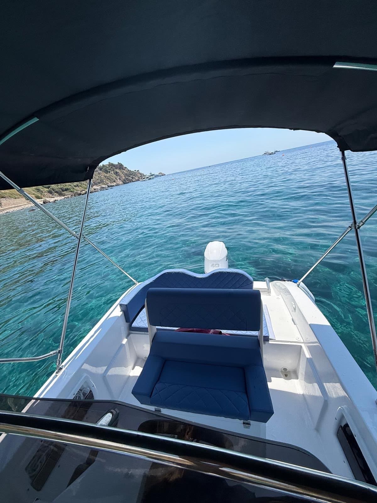 Taormina: noleggio Q19 senza skipper e senza patente – 4 o 8 ore - 4